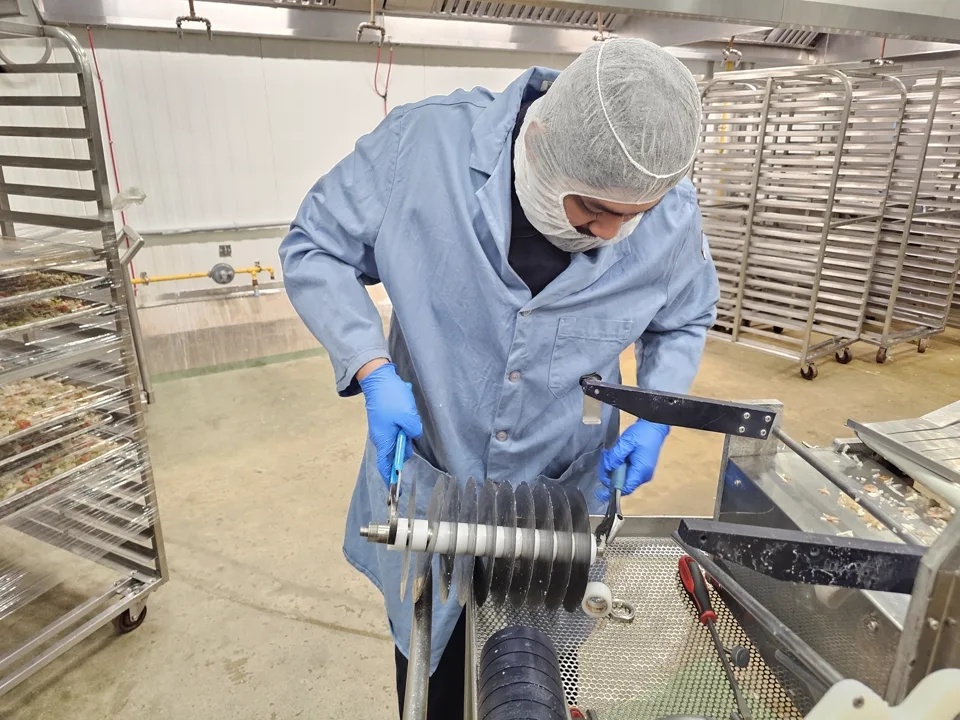 Ingeniero Alfra en planta