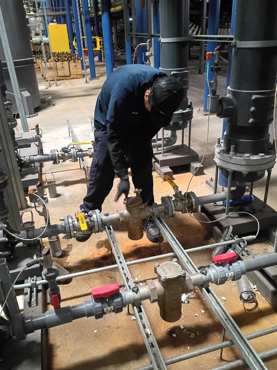 Ingeniero Alfra en planta
