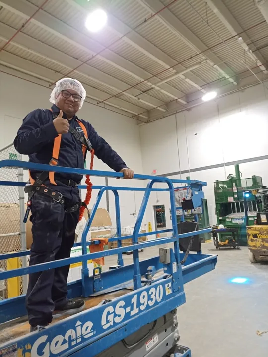 Ingeniero Alfra en planta