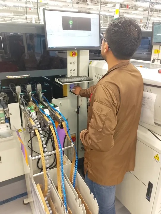 Ingeniero Alfra en planta
