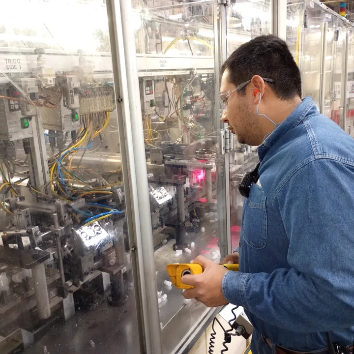 Ingeniero Alfra en planta
