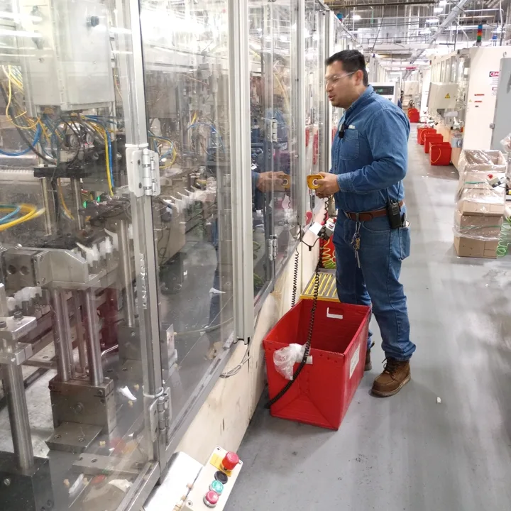 Ingeniero Alfra en planta